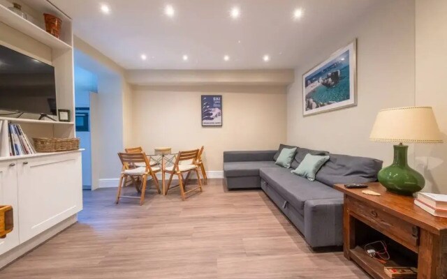 Stylish 2 Bedroom Apartment in Chelsea With Garden