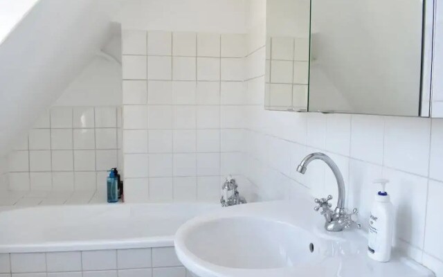 1 Bedroom Apartment Near Champs Elysee