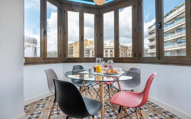 Sunny and Modernist apartment for groups in center
