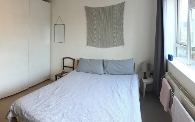 Spacious North London Flat With Balcony