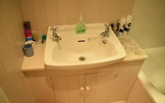 Spacious 1 Bedroom Apartment With Garden