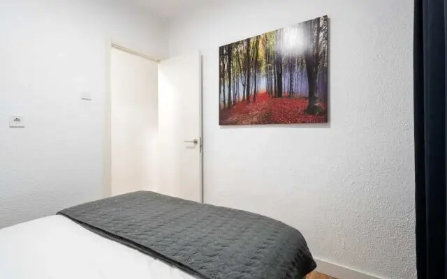 Design 2 Bedroom Flat Next to Pubilla Cases Metro