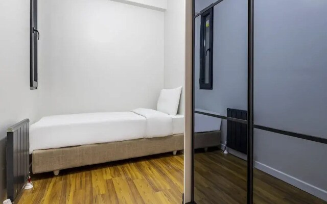 Central and Modern 2 1 Flat in Sisli