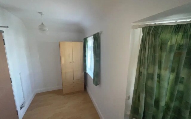 New Malden - 4 Beds - Sleeps 8 - Garden - Wifi