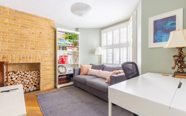 Stylish 1 Bedroom Flat in Fulham With Patio