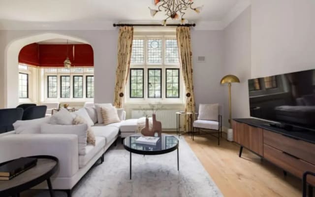 The Woking Wonder - Captivating 3BDR Flat with Parking
