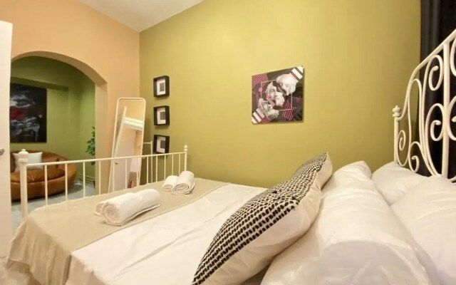 Lovely Home With Backyard in Cihangir