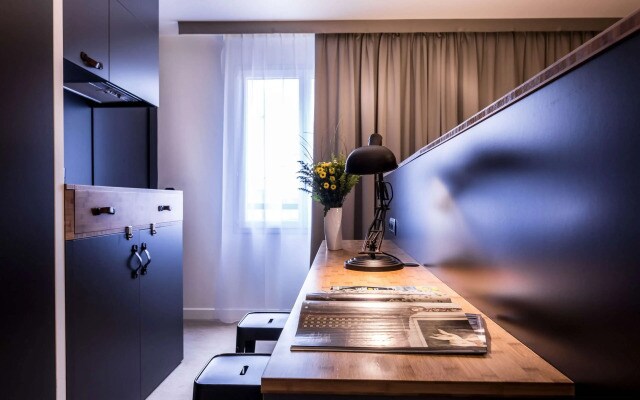 Best Western Plus Suitcase Paris La Defense