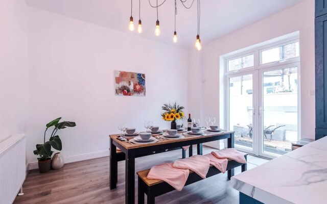 Spacious Home Sleeps 7 in the Heart of Anfield