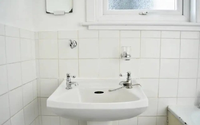 Spacious 4 Bedroom House Close to Tooting Station