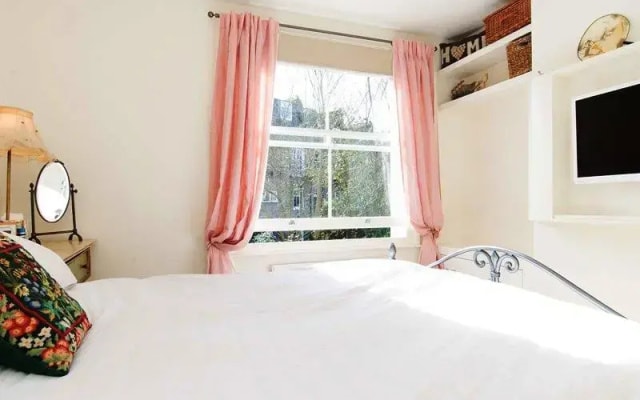 Veeve  Light And Open 2 Bed House Moore Park Road Fulham