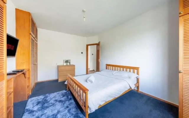 5-bed House - Sleeps 10 - Garden - Parking
