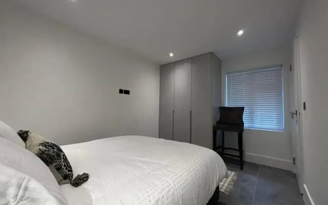 House - Sleeps 4 & Free Parking
