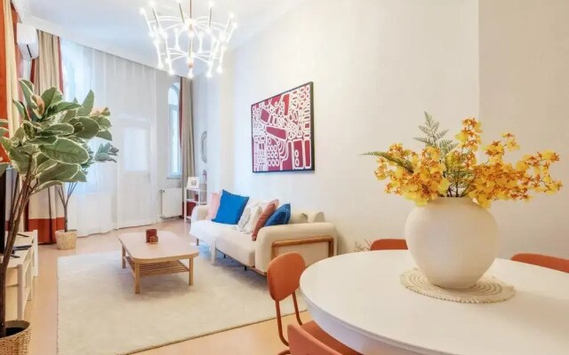 Chic Modern Flat w Balcony 5 min to Taksim
