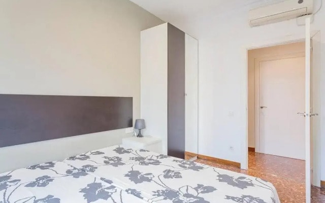 Big apartment for 9 in the heart of Eixample