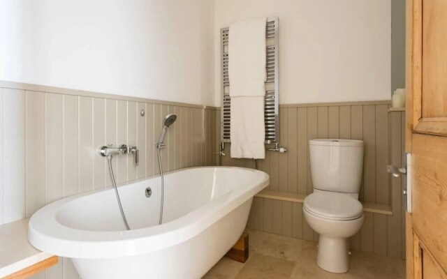 Spacious 2BR Flat in Kensington