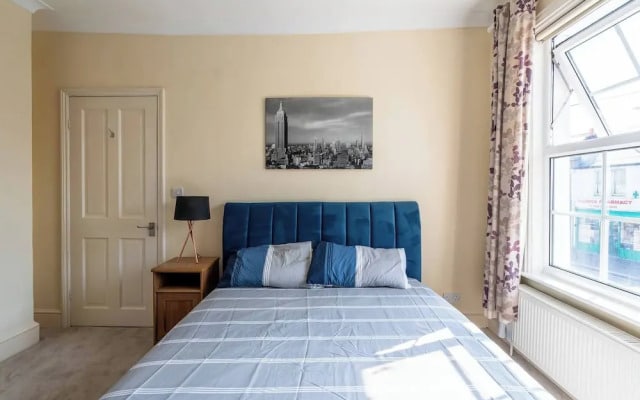 Elegant 3BR Victorian Retreat, Free Parking