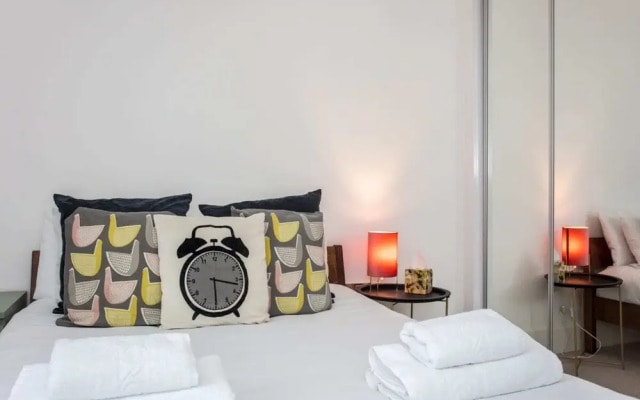 Stunning Modern 1 Bedroom Apartment Near Canary Wharf