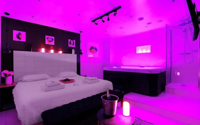 Intimate Flat w/ A/C & Jacuzzi - 2br/6p Montmartre