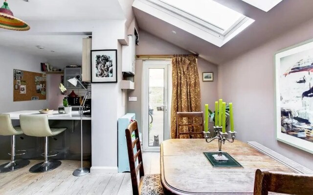 Bright 3 Bedroom Trendy Home by Hampstead