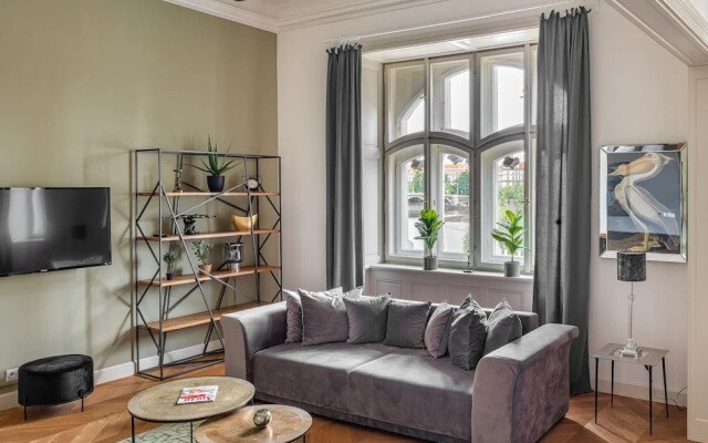 MN6 Luxury Suites by Adrez Living
