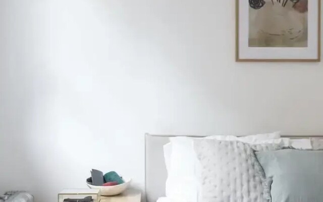 Generously Large 1 Bedroom Apartment in Farringdon