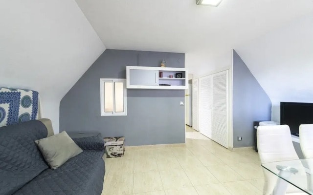 Sunny Coastal Retreat for 4