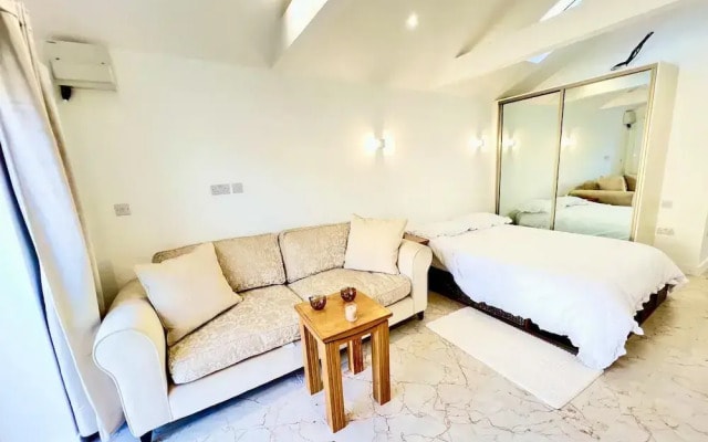 Stunning 1-bed Studio in Greenford