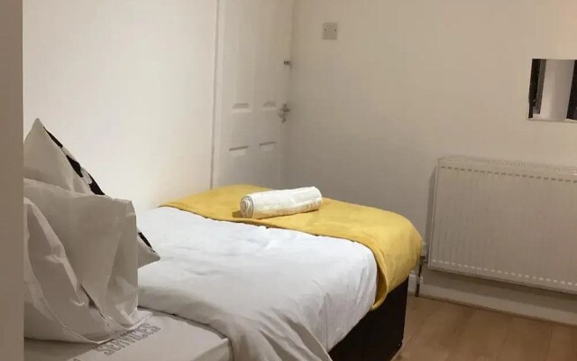 London Heathway Bliss - Spacious 4-bed House