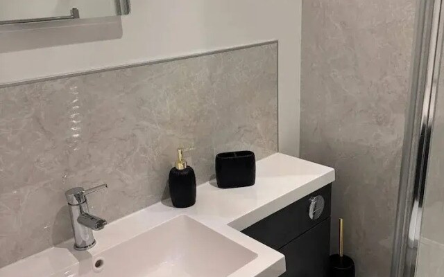 Hull 1-bed Apt, Sleeps 4 With Wi-fi