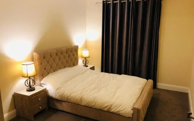 A Modern 2 Bed Luxury Apartment by River Thames