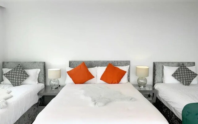 5 Bedroom 3 Bathroom Penthouse Apartment