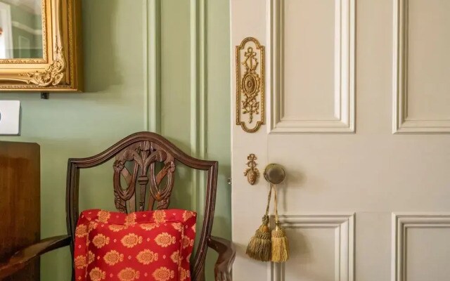 The Grand "old Boy" - Marylebone - by Frankie Says