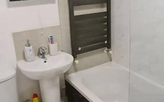 Maple House - Inviting 1-bed Apartment in London