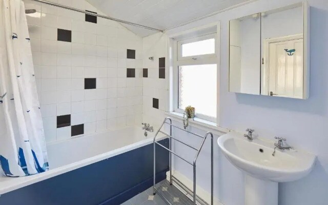 Host Stay Holyrood Lodge