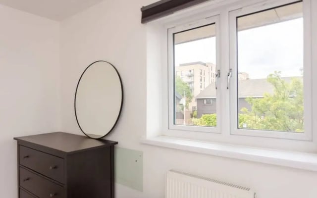 Bright 2 Bedroom House in Stratford With Garden