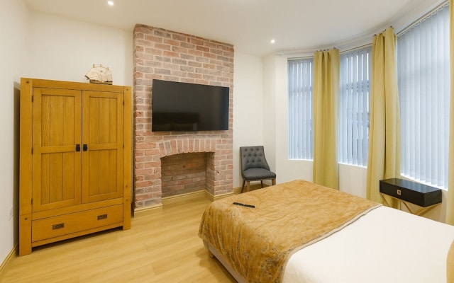 4-BR Liverpool House Free Parking