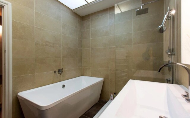 Exquisite 2 bed and bath in Kensington