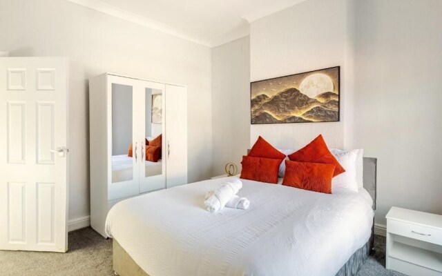 2 Bedroom House With Free Parking
