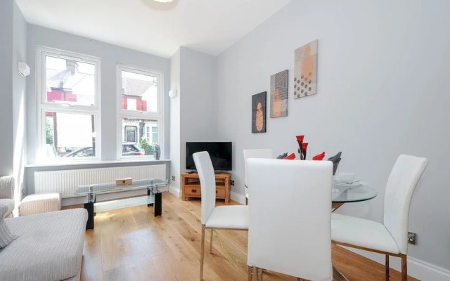 Charming 5 Star 3 Bed London Flat, Garden, Parking