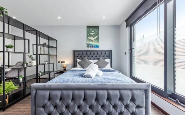 Serviced Modern Luxury Flat Near Central London