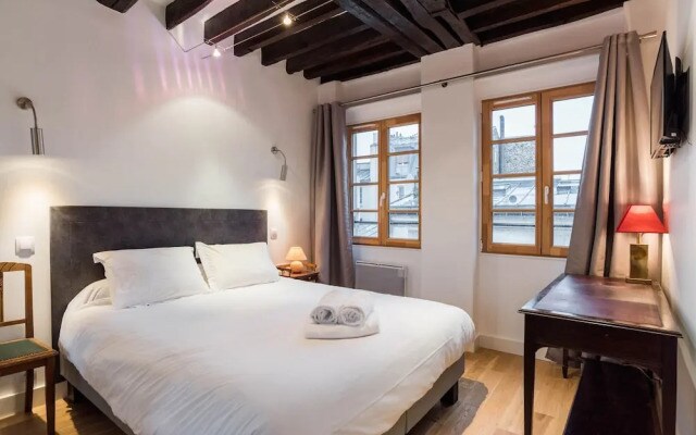 Temple - Le Marais Apartment