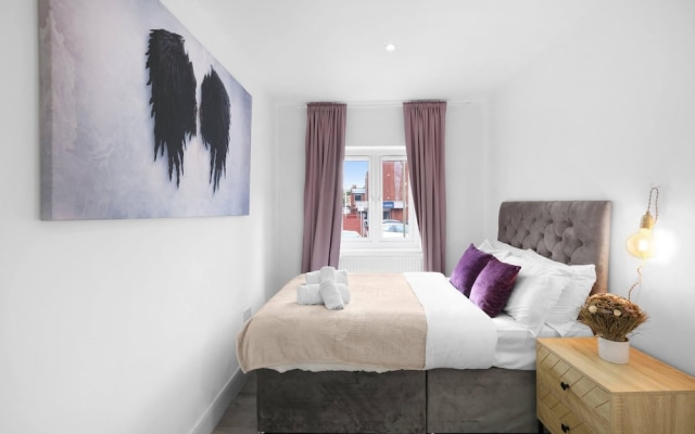 Modern 3 Bedroom, 2 Bathroom Home in Edgware