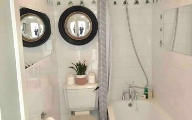 Modern 1 Bedroom Flat in Battersea With Patio