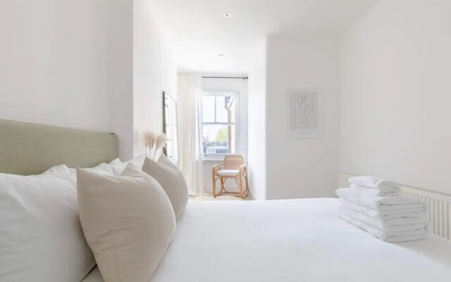 Sleek Scandi-inspired 2BD Flat, Fulham