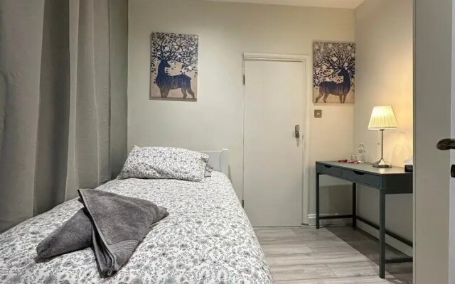 Studio Sleeps 1 Near Acton Park