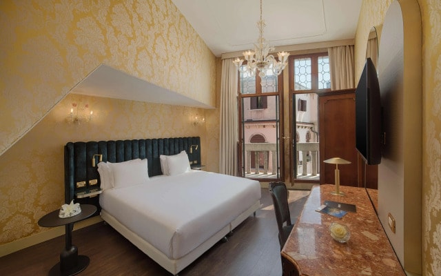 Отель NH Venezia Santa Lucia