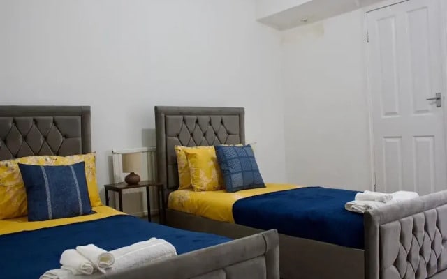 Green Corner House Sleeps 6 & Free Parking
