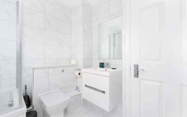 Modern 2 Bed, for up to 4, Excel/city Airport