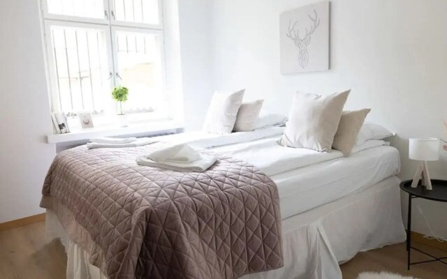2ndhomes Central 85m2 2BR Apartment